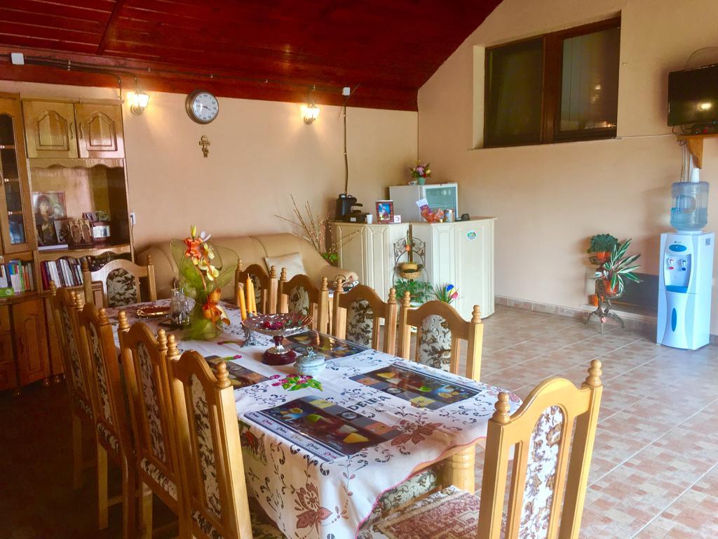 Vila La Izvor Petresti Luaran gambar